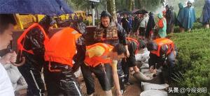 安陽(yáng)益和熱力集團(tuán)30人搶險(xiǎn)隊(duì)逆流而上，奮戰(zhàn)在抗洪一線